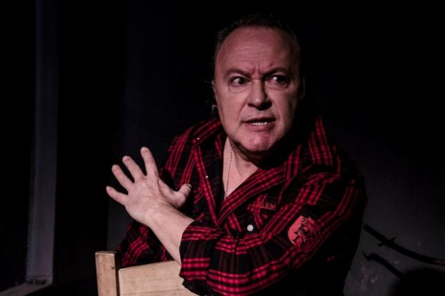 Γιώργος Πετρόχειλος: Η αλήθεια δεν βρίσκεται στους Sex Pistols αλλά στη Χρυσή Αυγή