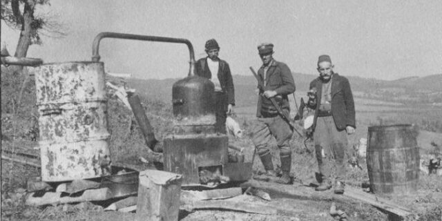 Μηχανή του Χρόνου: Η Ελλάδα έχασε τη “μάχη” της ρακής από τους Τούρκους, αλλά κέρδισε τσίπουρο και τσικουδιά