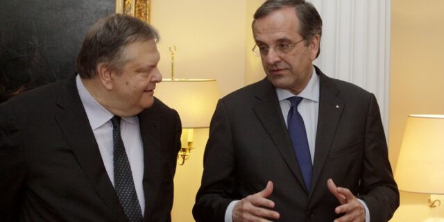 Επιμένει η κυβέρνηση για φοροελαφρύνσεις και πως δε θα χρειαστεί νέο πρόγραμμα