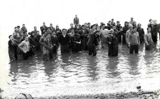 Μηχανή του Χρόνου: Όταν οι σπουδαστές έπεσαν στη θάλασσα για να γλυτώσουν το ξύλο