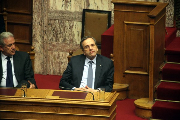 Η αναχώρηση Αβραμόπουλου για Βρυξέλλες και οι υποσχέσεις για ένα νέο ανασχηματισμό στους βουλευτές της Ν.Δ