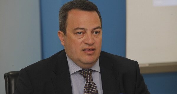 Ο Στυλιανίδης με άρθρο του στη “New Europe” δικαιώνει τον Καραμανλή