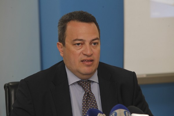 Ο Στυλιανίδης με άρθρο του στη “New Europe” δικαιώνει τον Καραμανλή