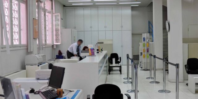 Ναύπλιο: Δεν μπόρεσαν να ληστέψουν την τράπεζα και πήραν την τσάντα της υπαλλήλου