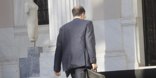 Έχετε γράμμα! Ο Γκίκας Χαρδούβελης έστειλε επιστολές για τα προαπαιτούμενα
