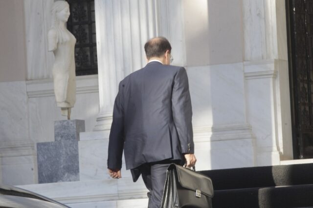 Η ρευστότητα νοικοκυριών κι επιχειρήσεων στο “τραπέζι” του Μαξίμου. Νέα εργαλεία για τη ρύθμιση των “κόκκινων” δανείων