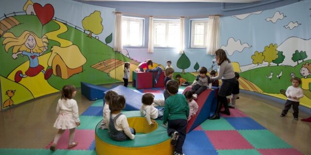 Στην Ελλάδα της ανάπτυξης: Γίνε κι εσύ νηπιαγωγός για 320 ευρώ