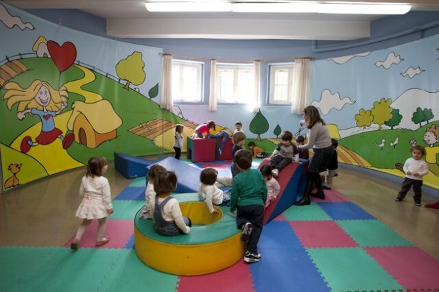 Στην Ελλάδα της ανάπτυξης: Γίνε κι εσύ νηπιαγωγός για 320 ευρώ