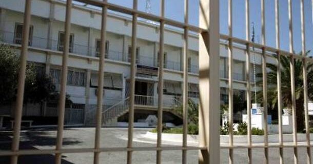 Oι προϋποθέσεις του νόμου και η άδεια στον Κουφοντίνα