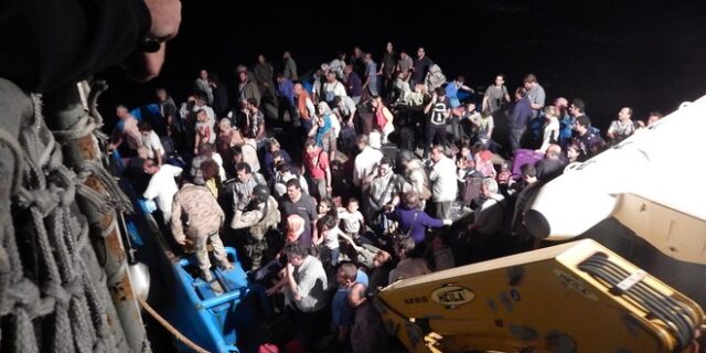 Φωτογραφίες: Καρέ-καρέ η επιχείρηση φυγάδευσης Ελλήνων και ξένων πολιτών από την κόλαση της Λιβύης