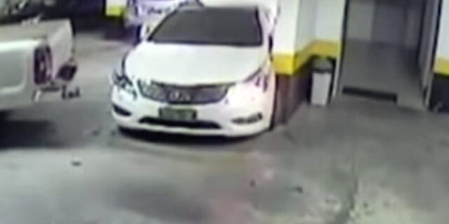 ΒΙΝΤΕΟ. «Κόλλησε» στον τοίχο το αυτοκίνητο που τον εμπόδιζε να παρκάρει!!!