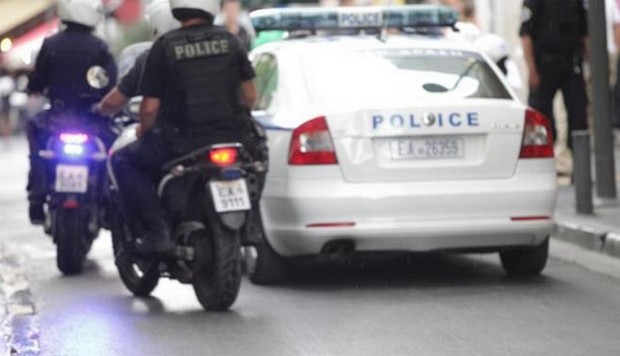 Καταδίωξη και δύο συλλήψεις έπειτα από ένοπλη ληστεία στον Άλιμο