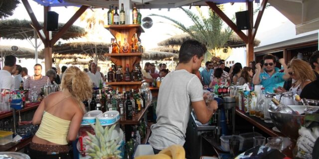 Ο φόβος των προστίμων έφερε προσλήψεις σε 25 τουριστικούς προορισμούς