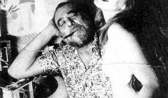 Μηχανή του Χρόνου: Τσαρλς Μπουκόφσκι. Ο πατέρας του τον έδερνε με τον ιμάντα που τροχίζουν ξυράφια