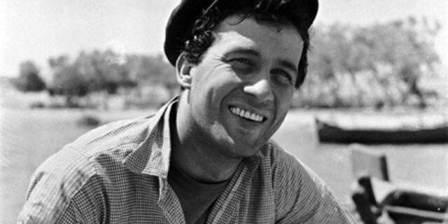 Μηχανή του Χρόνου: Ο Δημήτρης Παπαμιχαήλ σέρβιρε καφέδες στο καφενείο των γονιών του, απέρριψε υποτροφία στην Αγγλία και έζησε τον βομβαρδισμό του Πειραιά