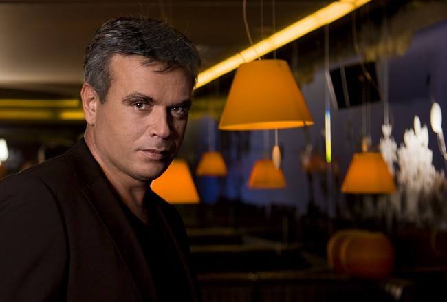 Απανωτά χτυπήματα για τον Μανώλη Λιδάκη. Έριξε σε μπάρες το αυτοκίνητό του, κάηκε ολοσχερώς, αλλά κατάφερε να σώσει το σκύλο του