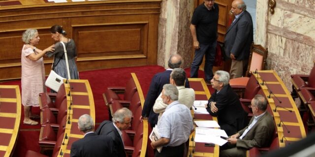 Ένταση στη Βουλή .Αποχώρησαν ΣΥΡΙΖΑ και ΚΚΕ από τη συζήτηση των τροπολογιών για τα ΜΜΕ και τη ΝΕΡΙΤ ΑΕ