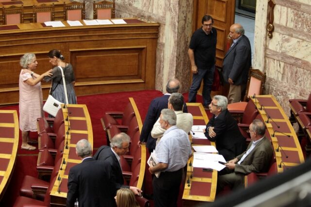 Ένταση στη Βουλή .Αποχώρησαν ΣΥΡΙΖΑ και ΚΚΕ από τη συζήτηση των τροπολογιών για τα ΜΜΕ και τη ΝΕΡΙΤ ΑΕ