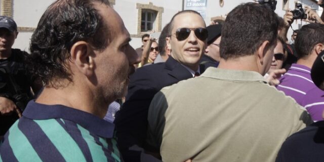 Ορκίστηκε το νέο ΔΣ της Αθήνας. Απαγορεύτηκε η είσοδος στον Ηλία Παναγιώταρο. Συγκέντρωση μελών Χρυσής Αυγής