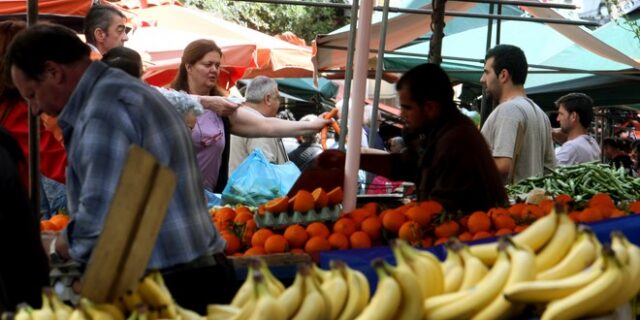 Πώς τα κυκλώματα κερδοσκοπίας εκτοξεύουν τις τιμές σε φρούτα-κηπευτικά