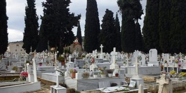 Συνέβη και αυτό στην Κω: Ιερέας έγραψε με μαρκαδόρο πάνω στους τάφους τις οφειλές