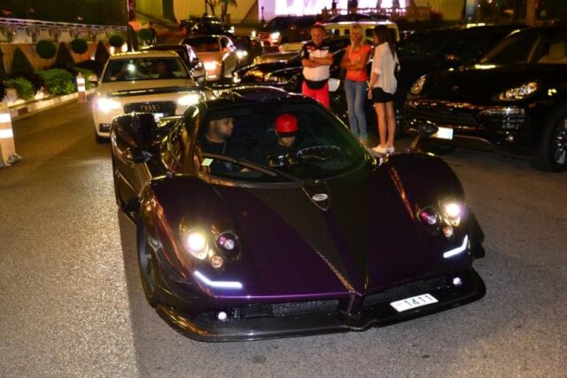 Ο Χάμιλτον με μια μοβ Pagani Zonda 760 LH, αξίας 1,9 εκατ. ευρώ, στο Μονακό
