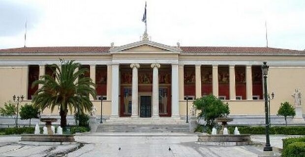 Διαμαρτυρίες με συνθήματα και ειρωνικά χειροκροτήματα για τη διαγραφή των “αιώνιων” φοιτητών στο Πανεπιστήμιο Αθηνών