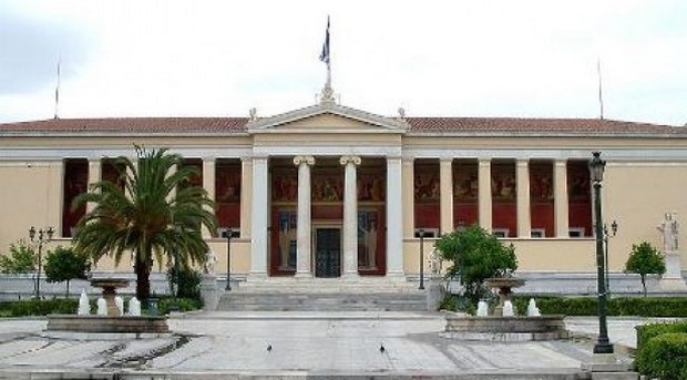 Διαμαρτυρίες με συνθήματα και ειρωνικά χειροκροτήματα για τη διαγραφή των “αιώνιων” φοιτητών στο Πανεπιστήμιο Αθηνών