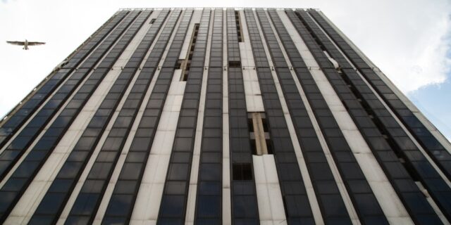 Αποκλειστικό: Μπήκαμε στον ουρανοξύστη-φάντασμα του Πειραιά