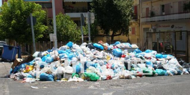 Ηλεία: “Πνίγεται” από τα σκουπίδια η πόλη