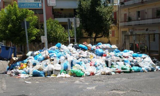 Οι απειλές για κυρώσεις έφεραν λύση στα σκουπίδια