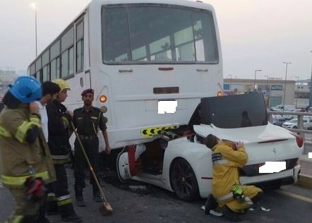 Κι όμως, από αυτή την κατεστραμμένη Ferrari California ο οδηγό βγήκε ζωντανός!