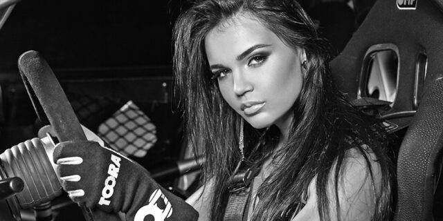 Μοντέλο του Playboy και οδηγός αγώνων. Η Tushkanova είναι το όνειρο κάθε άνδρα.