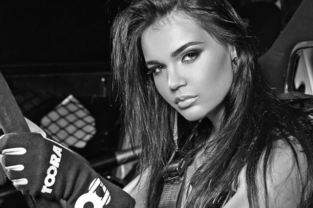 Μοντέλο του Playboy και οδηγός αγώνων. Η Tushkanova είναι το όνειρο κάθε άνδρα.