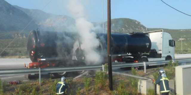 Πυρκαγιά σε βυτιοφόρο με μαζούτ στην Εθνική. Πρόλαβαν τα χειρότερα οι πυροσβέστες