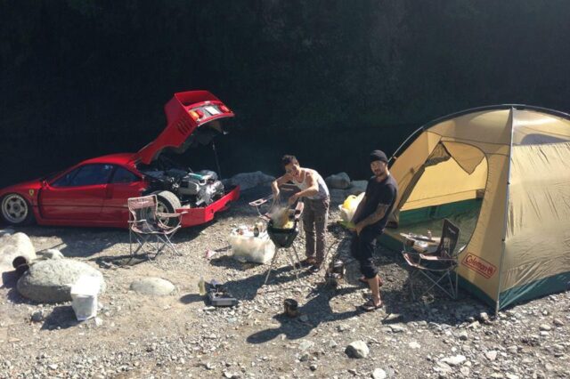 Πήγε …κάμπινγκ στο βουνό με μια F40 Ferrari
