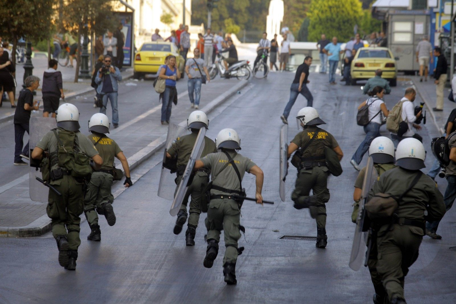 Καταδικάστηκε ο αστυνομικός που χτύπησε τη φωτορεπόρτερ Τ. Μπόλαρη