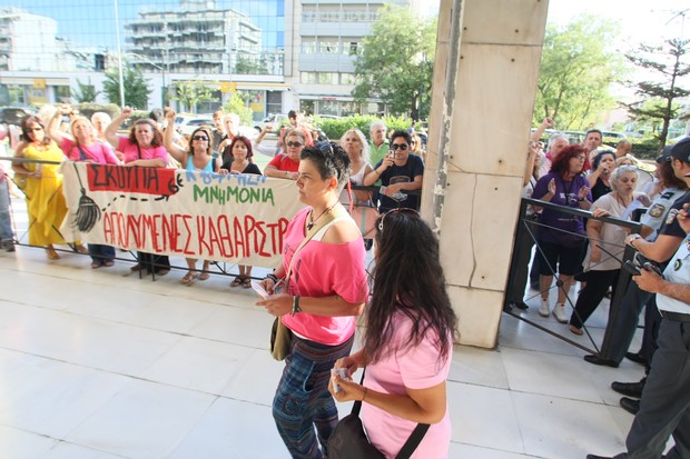 Συγκέντρωση των απολυμένων καθαριστριών έξω από τη ΓΑΔΑ