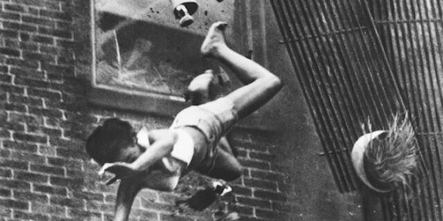 Μηχανή του Χρόνου: Τα κορίτσια που πήδηξαν στο κενό για να σωθούν. Η φωτογραφία που άλλαξε τους κανόνες πυρασφάλειας