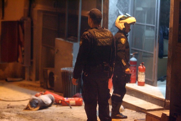 “Βροχή” μολότοφ και δύο συλλήψεις, τη νύχτα στα Εξάρχεια