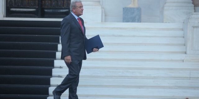 Le Monde: “Ο διορισμός του Δ. Αβραμόπουλου στην Κομισιόν δεν αποτέλεσε έκπληξη”