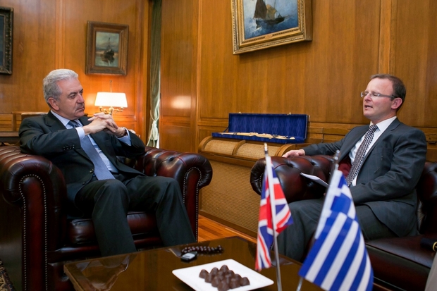 Συνάντηση Δημήτρη Αβραμόπουλου με τoν Πρέσβη της Μεγάλης Βρετανίας