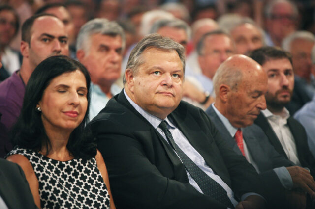 Τα καρφιά Σημίτη: Το ΠΑΣΟΚ πρέπει να λέει πάντα την αλήθεια. Μας κόστισε το “λεφτά υπάρχουν”
