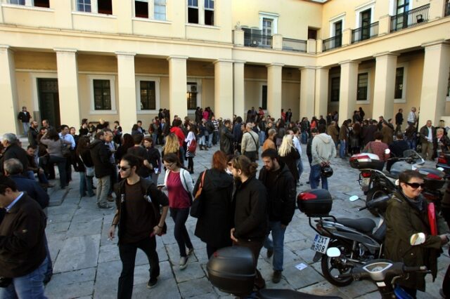 Πανεπιστήμιο Αθηνών: Ορκωμοσία νέου πρύτανη με συνθήματα για τους “αιώνιους” φοιτητές