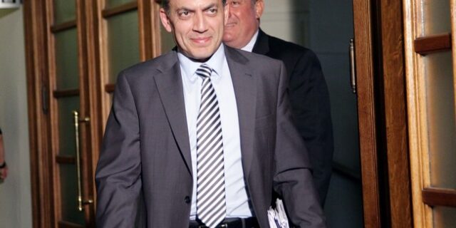 Η “εβδομάδα των παθών” για τα εργασιακά. Στο τραπέζι οι ομαδικές απολύσεις