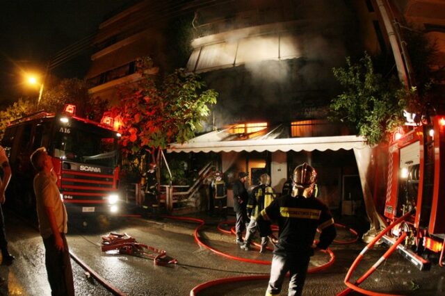Τραγωδία στο Π.Φάληρο: Νεκροί ένας πυροσβέστης και μία γυναίκα σε φωτιά