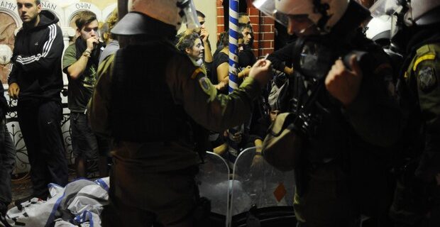 Καταγγελία-σοκ: “Αστυνομικοί της ΔΕΛΤΑ μου έκοψαν το δάχτυλο στην πορεία για τον Φύσσα”