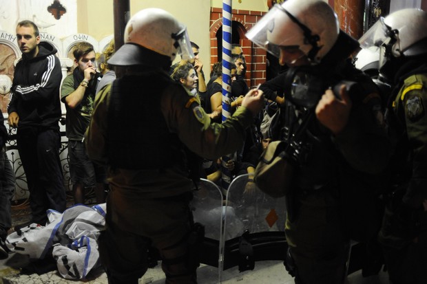 Καταγγελία-σοκ: “Αστυνομικοί της ΔΕΛΤΑ μου έκοψαν το δάχτυλο στην πορεία για τον Φύσσα”