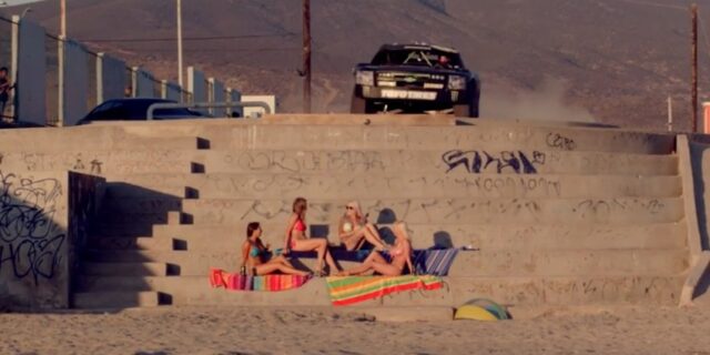 Μοναδικό βίντεο: Το άλμα του “θηρίου” πάνω από τα κορίτσια