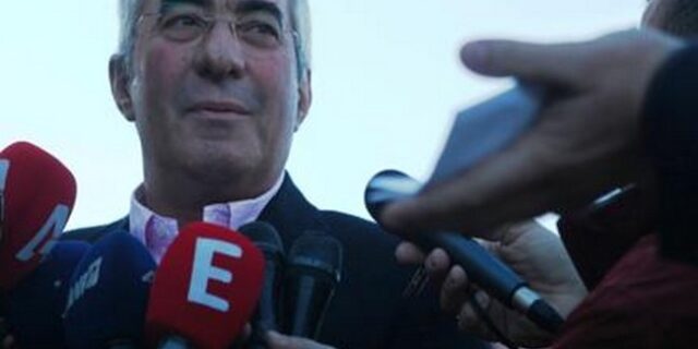Μ. Καραμολέγκος: “Υιοθέτησε” τη γυναίκα και το παιδί του απαγωγέα του